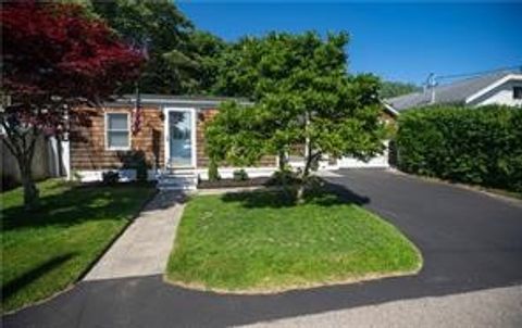 28 Crest Street Middletown RI 02842