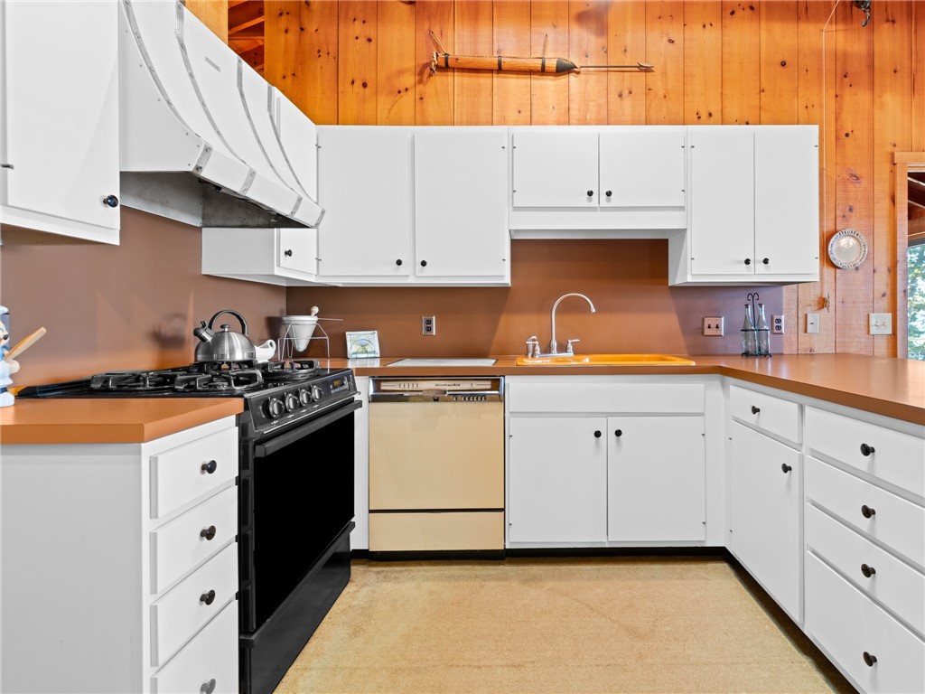 Barrington, Rhode Island, 02806, United States, 1 Bedroom Bedrooms, ,2 BathroomsBathrooms,Residential,Active,2010902