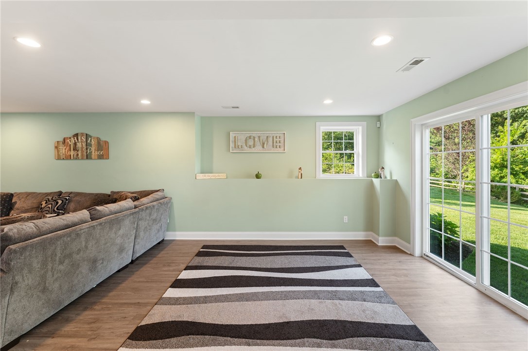 Cumberland, Rhode Island 02864, United States, 4 Bedrooms Bedrooms, ,3 BathroomsBathrooms,Residential,Active,178933