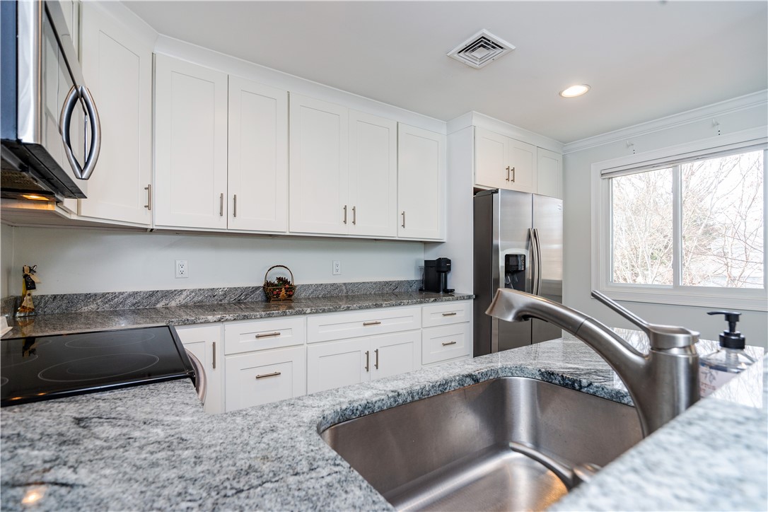 Warwick, Rhode Island 02886, United States, 2 Bedrooms Bedrooms, ,2 BathroomsBathrooms,Residential,Active,90661