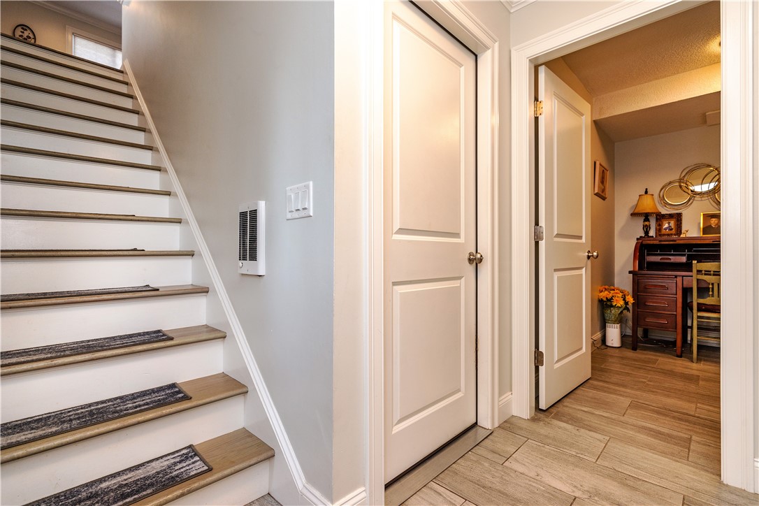 Warwick, Rhode Island 02886, United States, 2 Bedrooms Bedrooms, ,2 BathroomsBathrooms,Residential,Active,90661