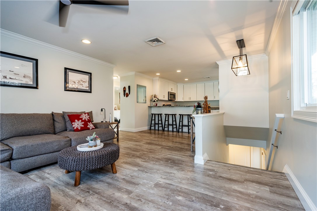 Warwick, Rhode Island 02886, United States, 2 Bedrooms Bedrooms, ,2 BathroomsBathrooms,Residential,Active,90661