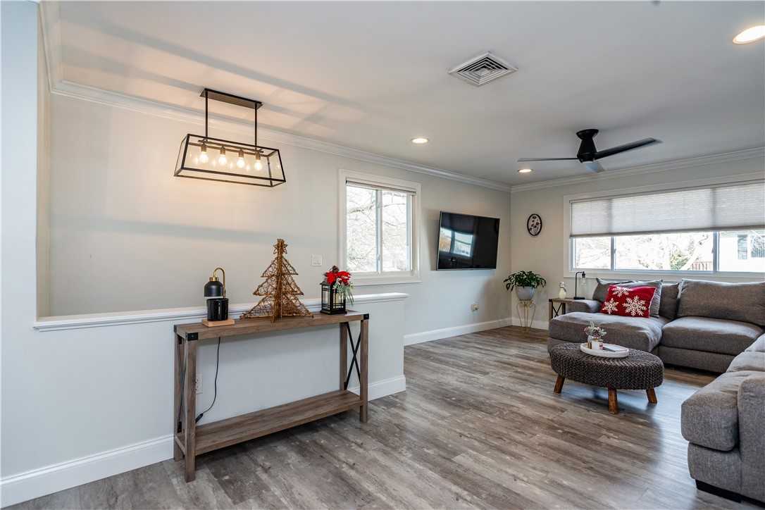 Warwick, Rhode Island 02886, United States, 2 Bedrooms Bedrooms, ,2 BathroomsBathrooms,Residential,Active,90661