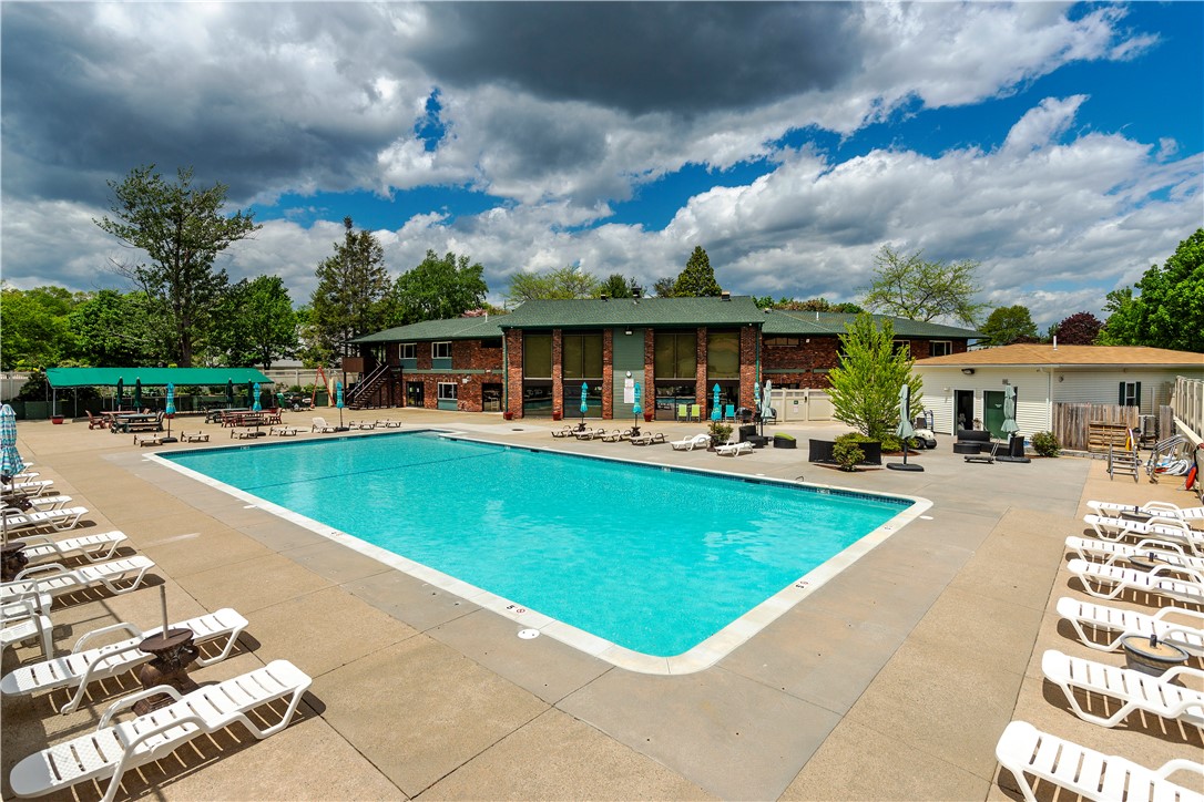 Warwick, Rhode Island 02886, United States, 2 Bedrooms Bedrooms, ,2 BathroomsBathrooms,Residential,Active,90661