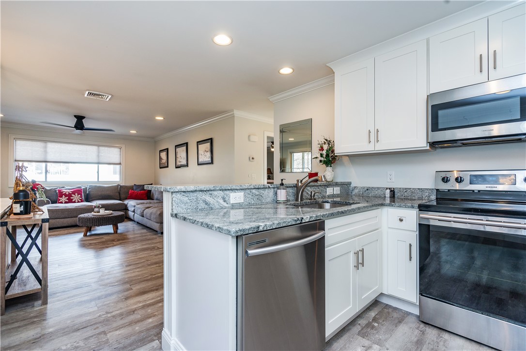 Warwick, Rhode Island 02886, United States, 2 Bedrooms Bedrooms, ,2 BathroomsBathrooms,Residential,Active,90661