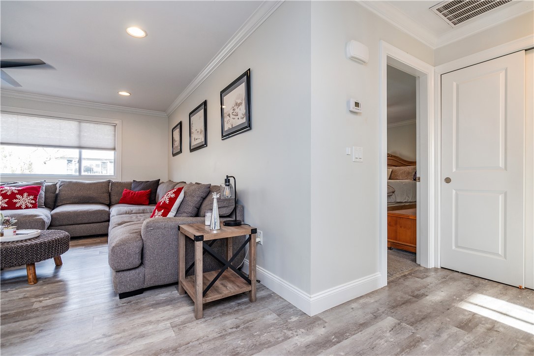 Warwick, Rhode Island 02886, United States, 2 Bedrooms Bedrooms, ,2 BathroomsBathrooms,Residential,Active,90661