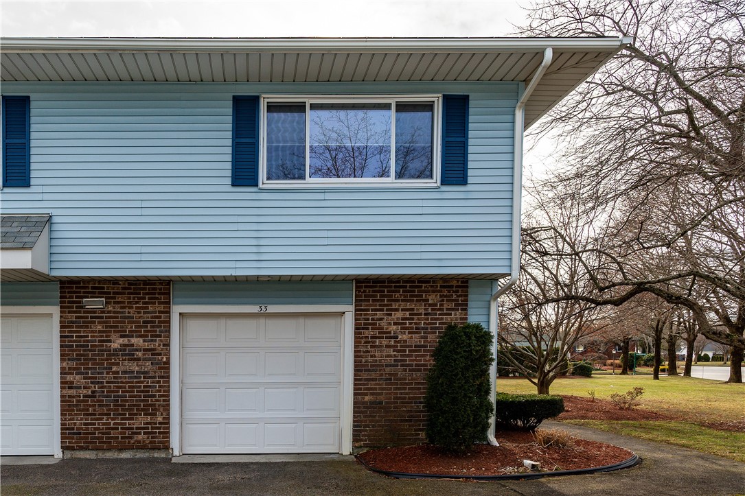 Warwick, Rhode Island 02886, United States, 2 Bedrooms Bedrooms, ,2 BathroomsBathrooms,Residential,Active,90661