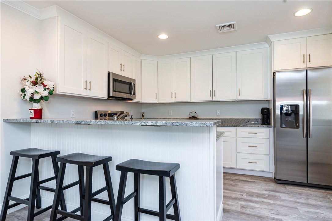 Warwick, Rhode Island 02886, United States, 2 Bedrooms Bedrooms, ,2 BathroomsBathrooms,Residential,Active,90661