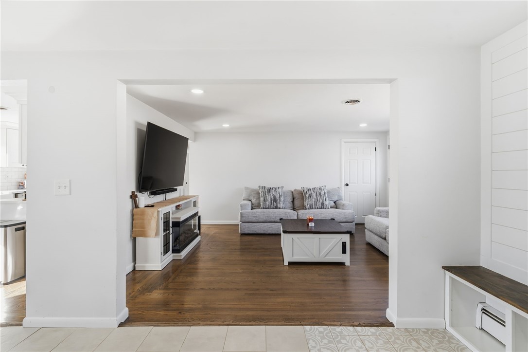 Warwick, Rhode Island 02889, United States, 3 Bedrooms Bedrooms, ,1 BathroomBathrooms,Residential,Active,246008