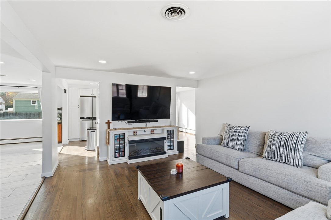 Warwick, Rhode Island 02889, United States, 3 Bedrooms Bedrooms, ,1 BathroomBathrooms,Residential,Active,246008