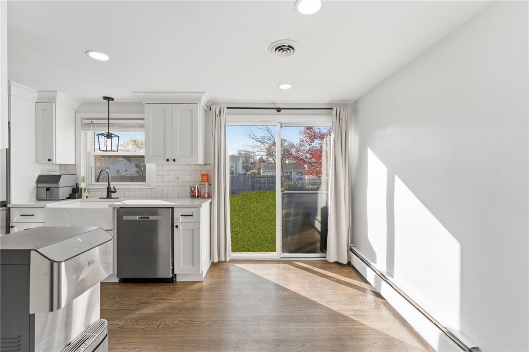 Warwick, Rhode Island 02889, United States, 3 Bedrooms Bedrooms, ,1 BathroomBathrooms,Residential,Active,246008