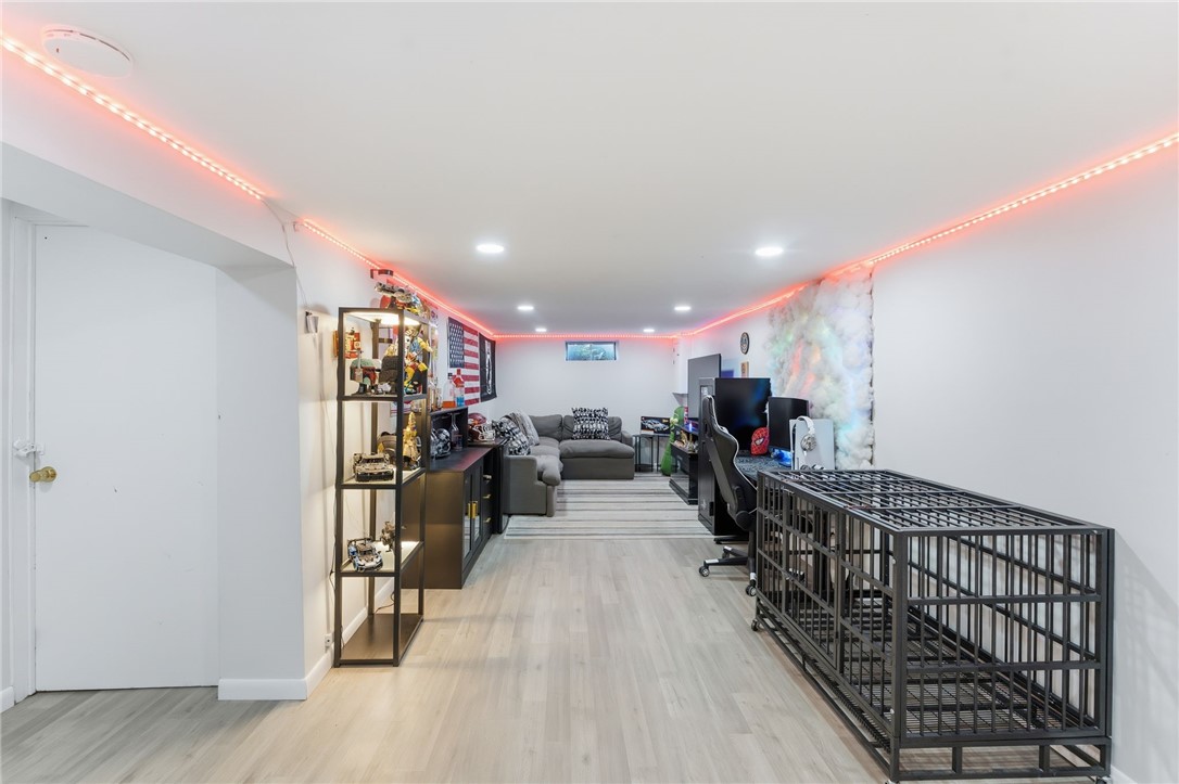 Warwick, Rhode Island 02889, United States, 3 Bedrooms Bedrooms, ,1 BathroomBathrooms,Residential,Active,246008