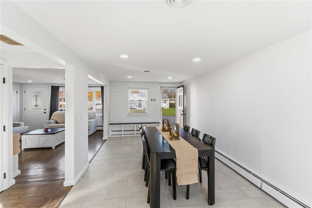 Warwick, Rhode Island 02889, United States, 3 Bedrooms Bedrooms, ,1 BathroomBathrooms,Residential,Active,246008