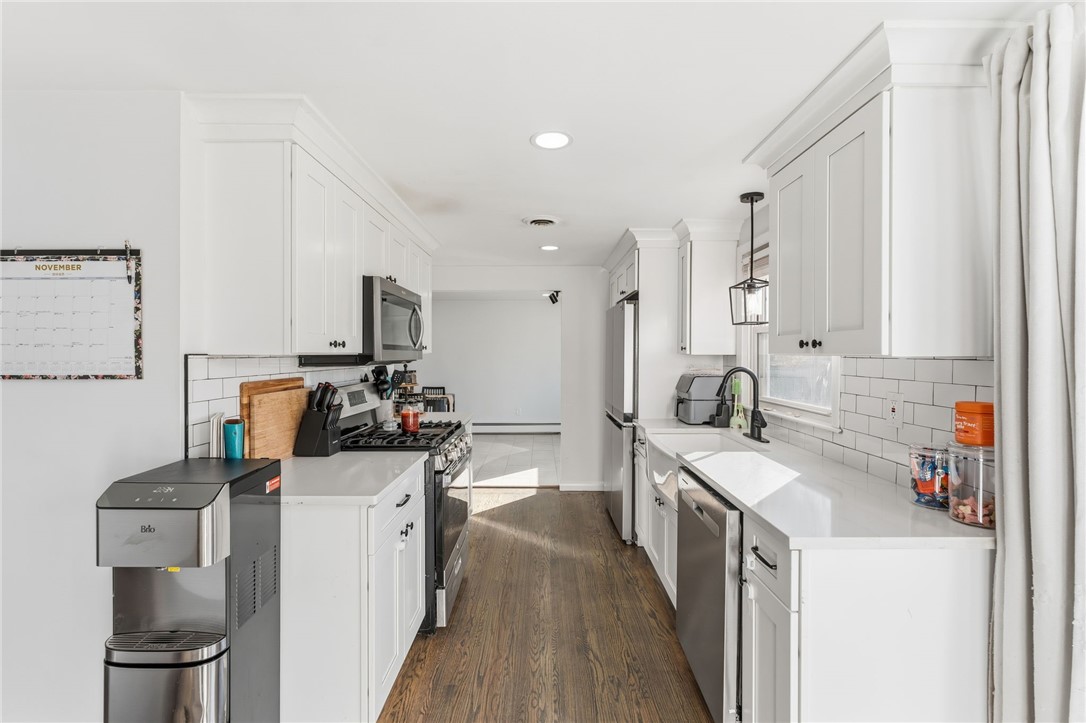 Warwick, Rhode Island 02889, United States, 3 Bedrooms Bedrooms, ,1 BathroomBathrooms,Residential,Active,246008