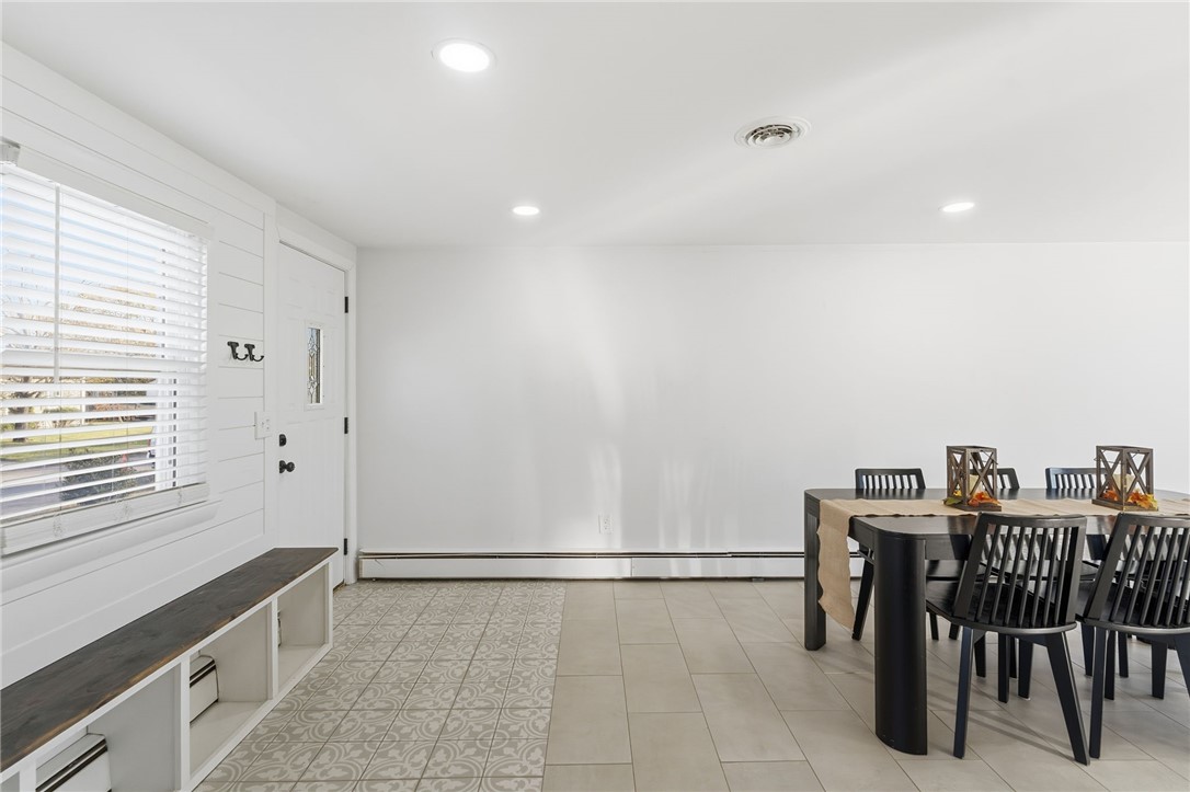 Warwick, Rhode Island 02889, United States, 3 Bedrooms Bedrooms, ,1 BathroomBathrooms,Residential,Active,246008