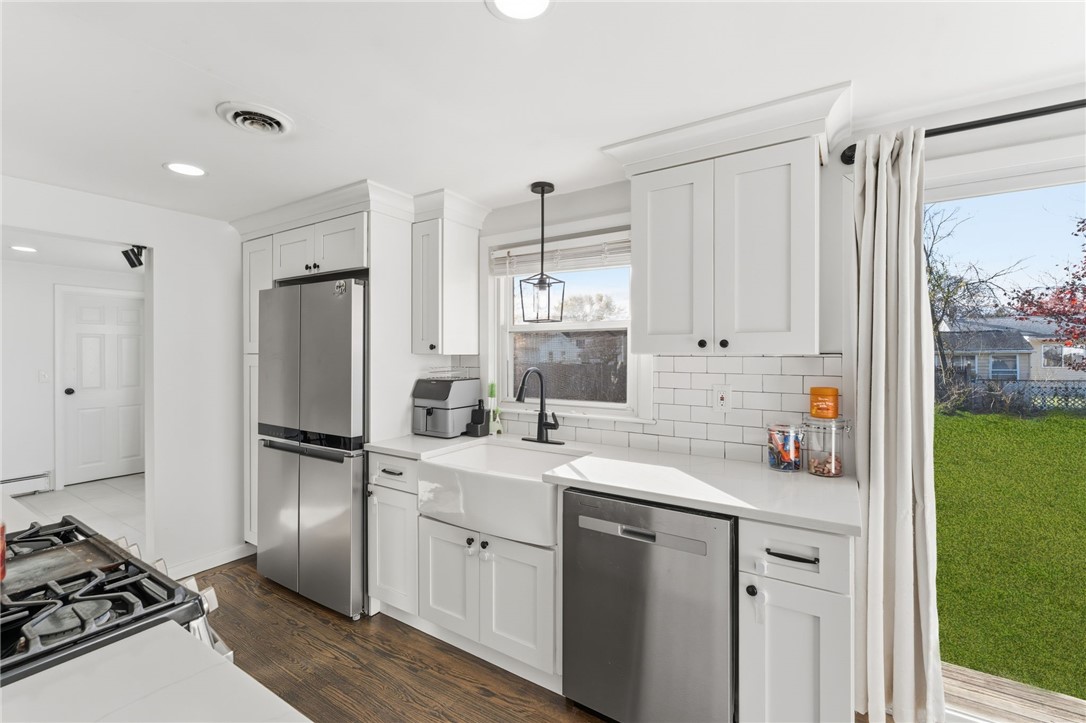 Warwick, Rhode Island 02889, United States, 3 Bedrooms Bedrooms, ,1 BathroomBathrooms,Residential,Active,246008