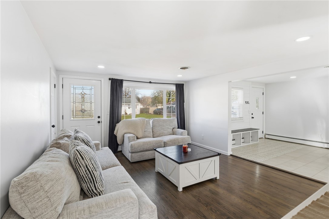 Warwick, Rhode Island 02889, United States, 3 Bedrooms Bedrooms, ,1 BathroomBathrooms,Residential,Active,246008