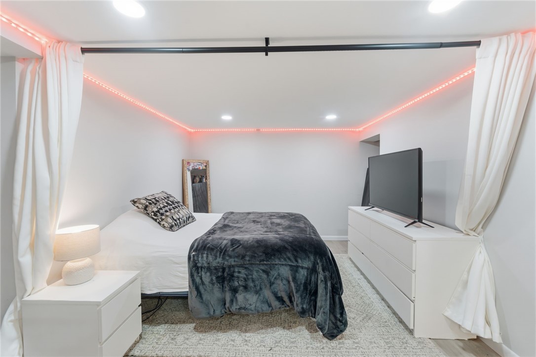 Warwick, Rhode Island 02889, United States, 3 Bedrooms Bedrooms, ,1 BathroomBathrooms,Residential,Active,246008