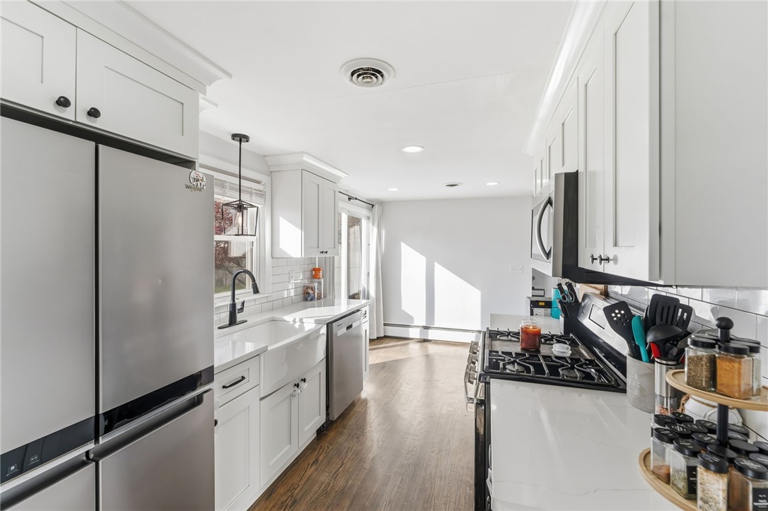 Warwick, Rhode Island 02889, United States, 3 Bedrooms Bedrooms, ,1 BathroomBathrooms,Residential,Active,246008