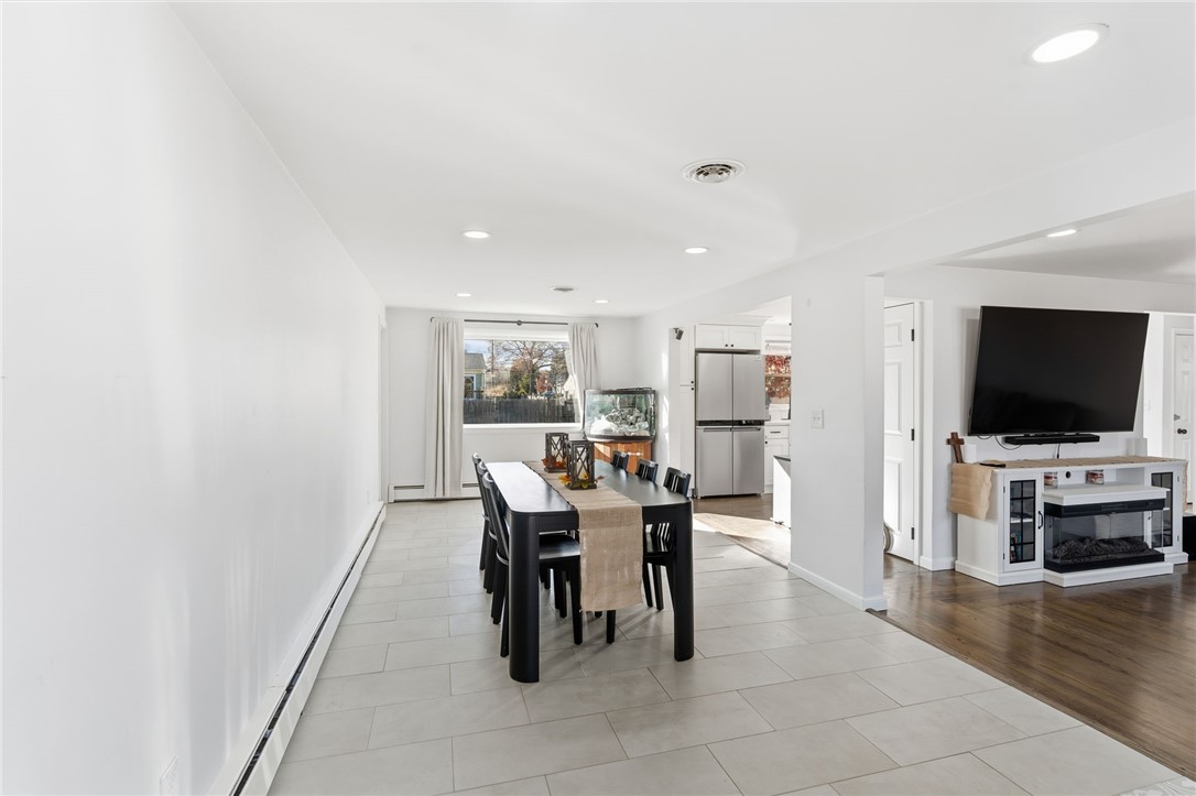 Warwick, Rhode Island 02889, United States, 3 Bedrooms Bedrooms, ,1 BathroomBathrooms,Residential,Active,246008