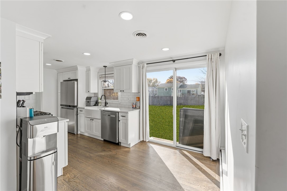 Warwick, Rhode Island 02889, United States, 3 Bedrooms Bedrooms, ,1 BathroomBathrooms,Residential,Active,246008