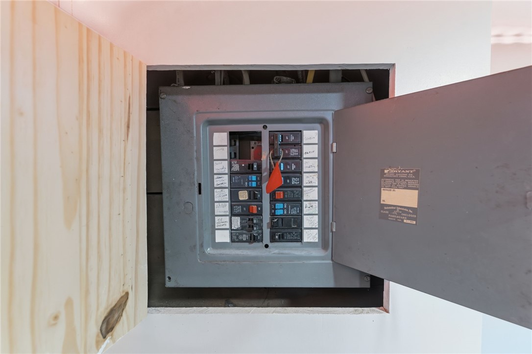 Warwick, Rhode Island 02889, United States, 3 Bedrooms Bedrooms, ,1 BathroomBathrooms,Residential,Active,246008