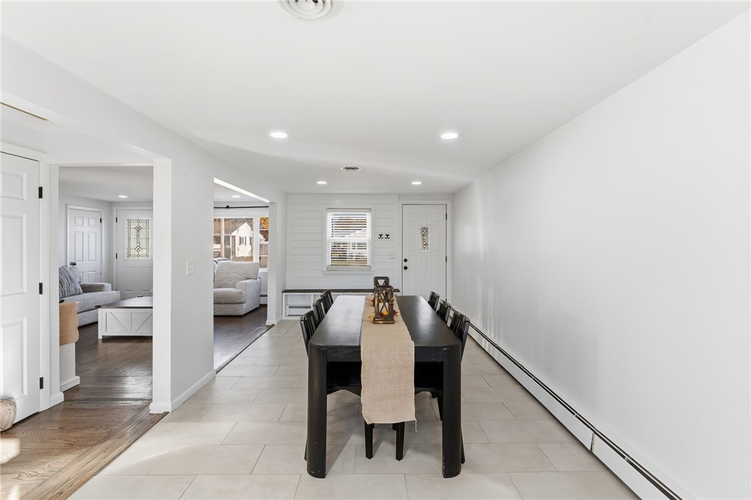 Warwick, Rhode Island 02889, United States, 3 Bedrooms Bedrooms, ,1 BathroomBathrooms,Residential,Active,246008