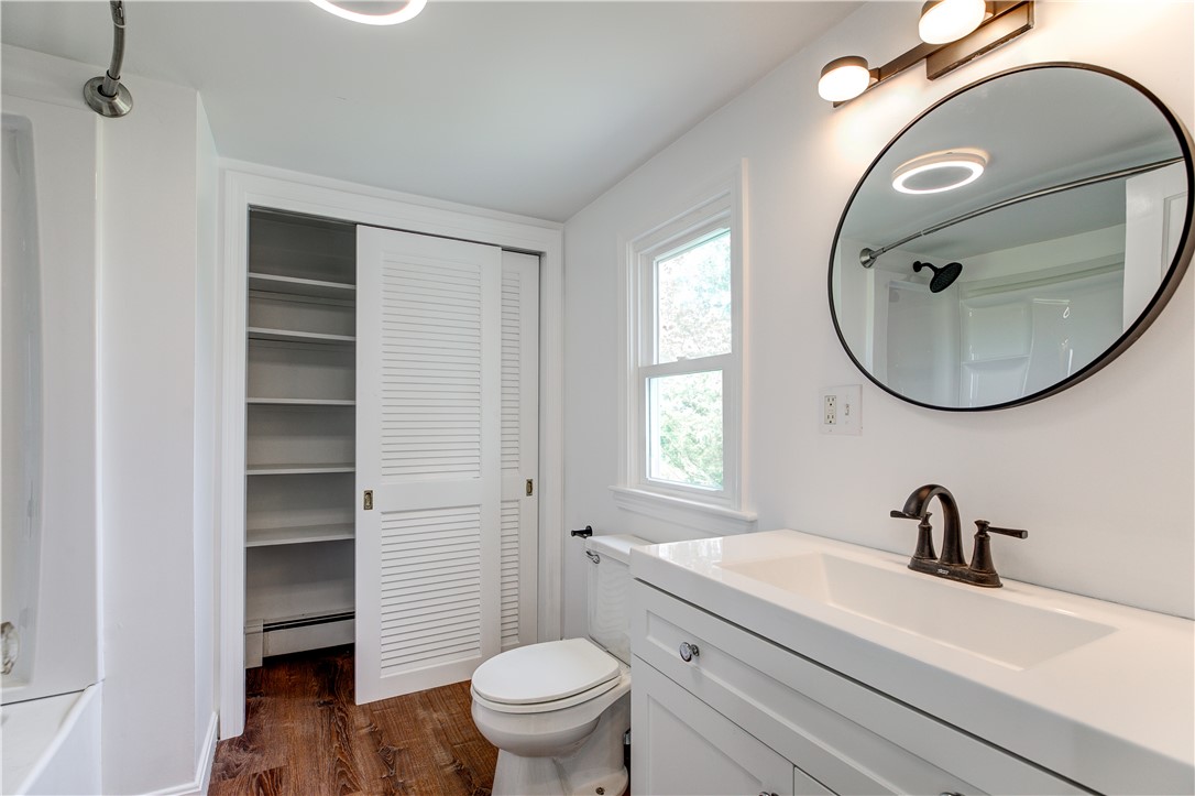 Portsmouth, Rhode Island 02871, United States, 2 Bedrooms Bedrooms, ,1 BathroomBathrooms,Residential,Active,198871