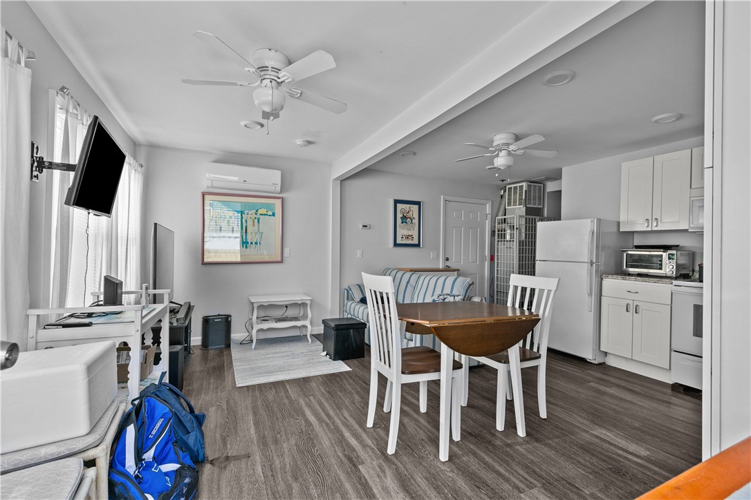 Middletown, Rhode Island 02842, United States, 1 Bedroom Bedrooms, ,2 BathroomsBathrooms,Residential,Active,237911