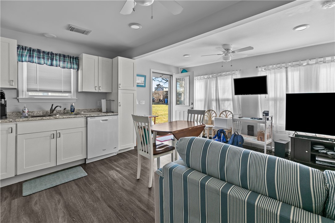 Middletown, Rhode Island 02842, United States, 1 Bedroom Bedrooms, ,2 BathroomsBathrooms,Residential,Active,237911