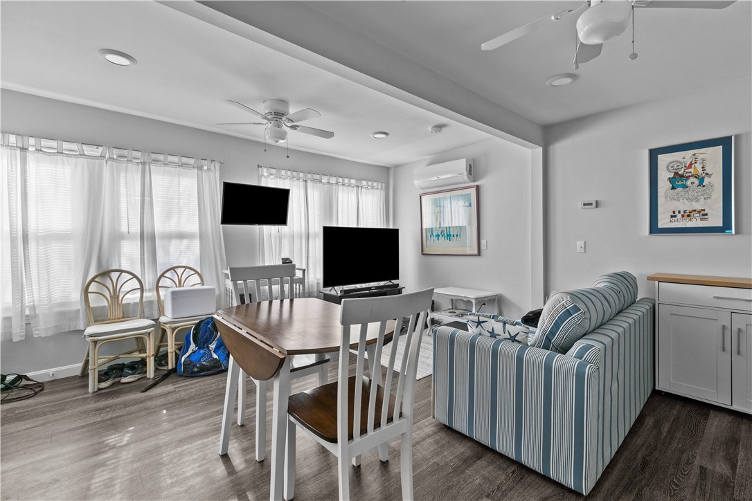 Middletown, Rhode Island 02842, United States, 1 Bedroom Bedrooms, ,2 BathroomsBathrooms,Residential,Active,237911