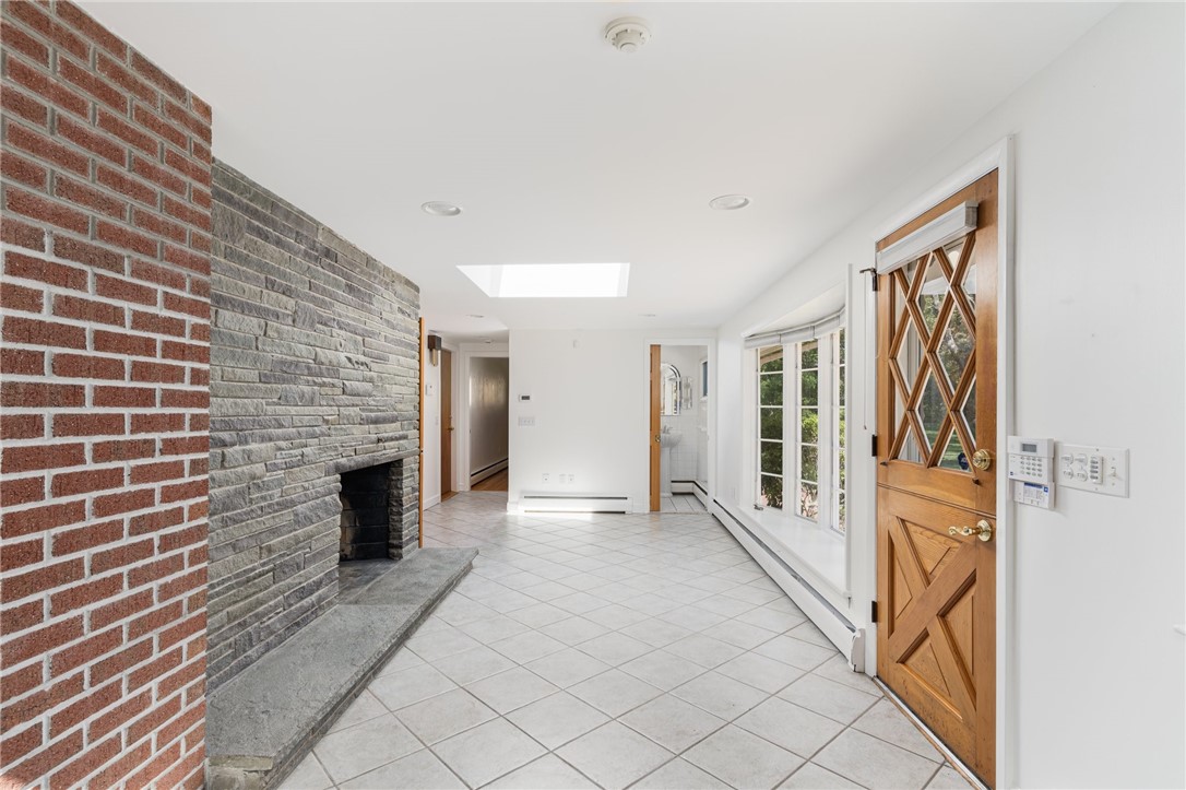 Warwick, Rhode Island 02886, United States, 3 Bedrooms Bedrooms, ,3 BathroomsBathrooms,Residential,Pending,130097