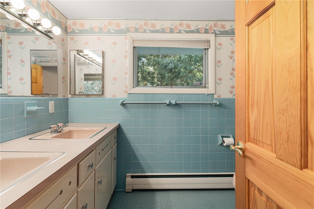 Warwick, Rhode Island 02886, United States, 3 Bedrooms Bedrooms, ,3 BathroomsBathrooms,Residential,Pending,130097