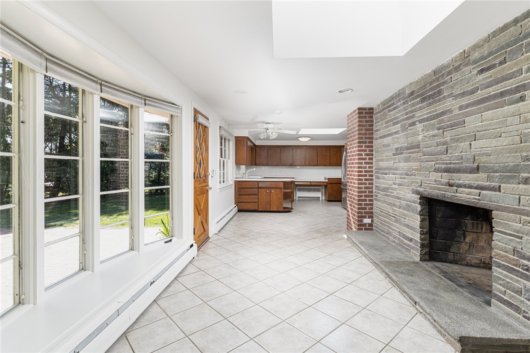 Warwick, Rhode Island 02886, United States, 3 Bedrooms Bedrooms, ,3 BathroomsBathrooms,Residential,Pending,130097