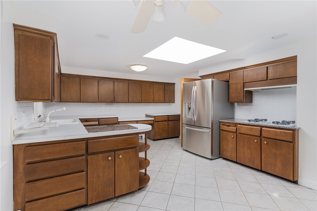 Warwick, Rhode Island 02886, United States, 3 Bedrooms Bedrooms, ,3 BathroomsBathrooms,Residential,Pending,130097