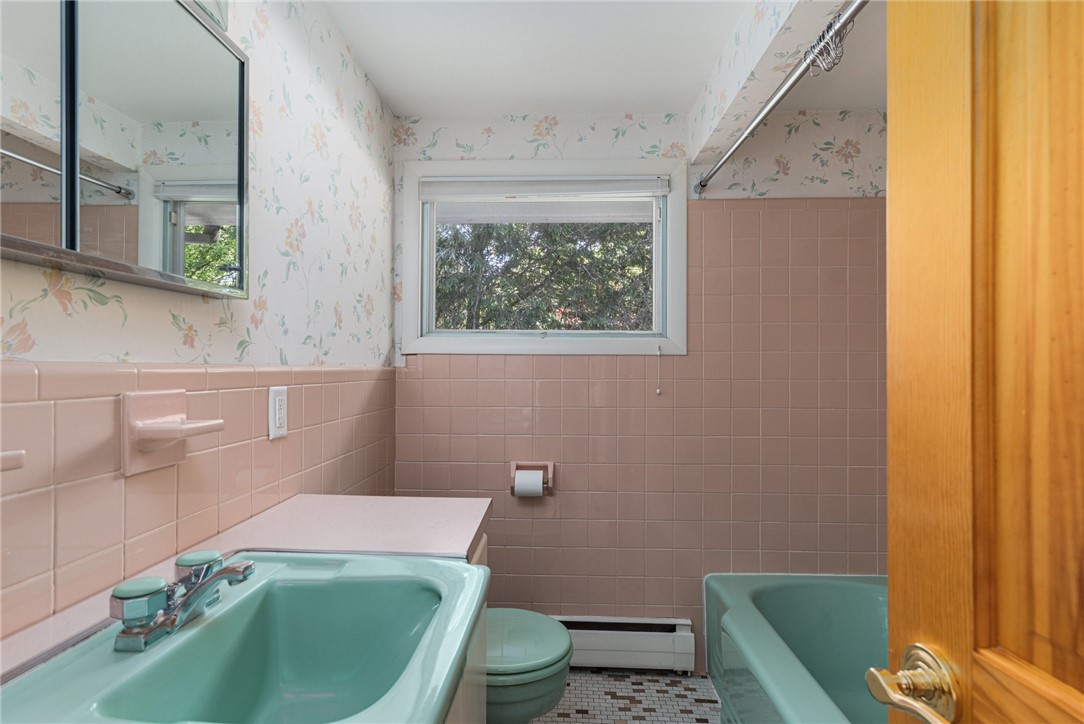 Warwick, Rhode Island 02886, United States, 3 Bedrooms Bedrooms, ,3 BathroomsBathrooms,Residential,Pending,130097