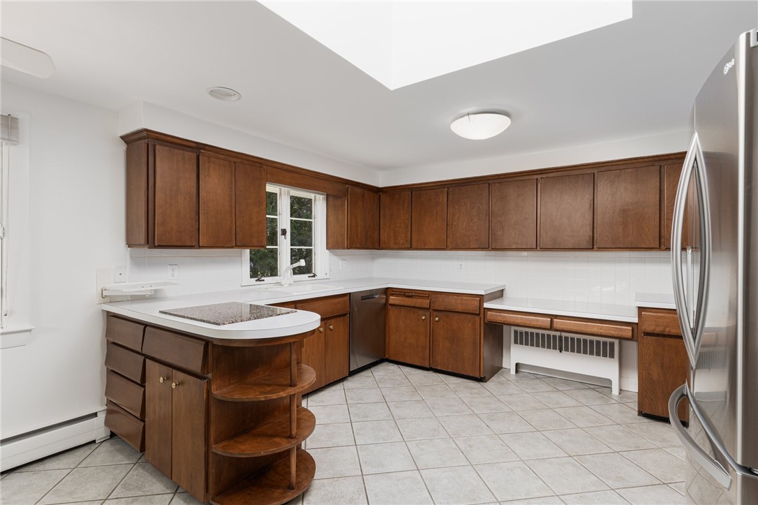 Warwick, Rhode Island 02886, United States, 3 Bedrooms Bedrooms, ,3 BathroomsBathrooms,Residential,Pending,130097