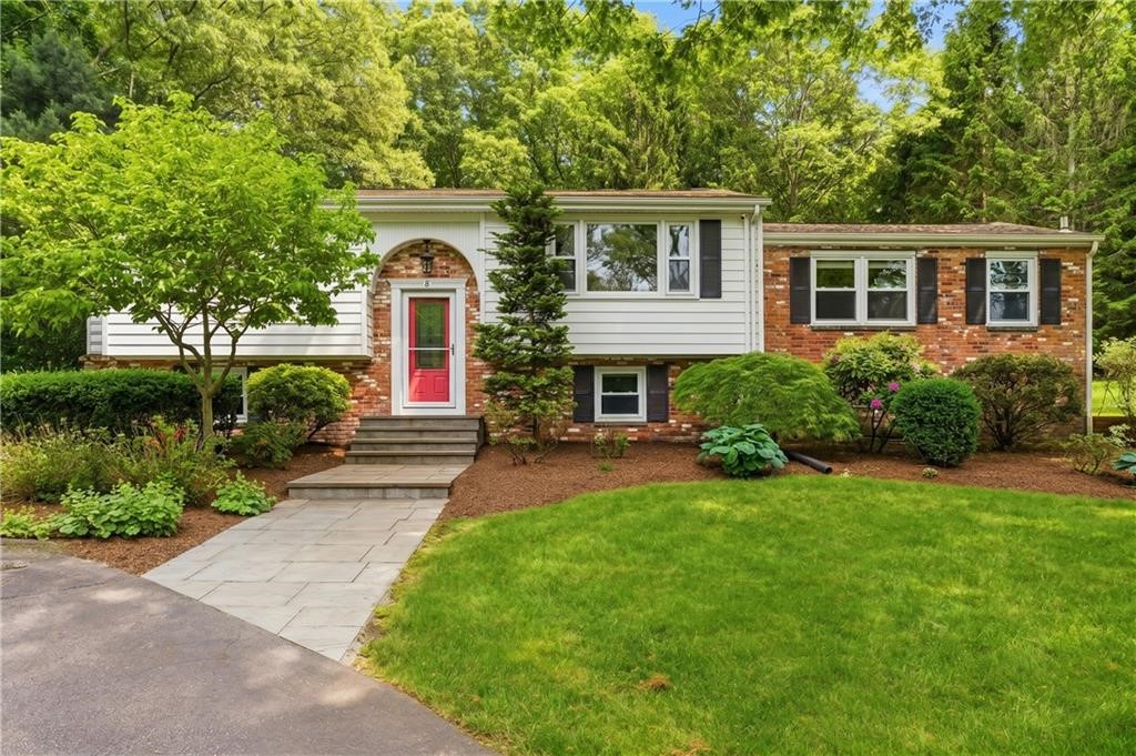 8 Ledgemont Drive