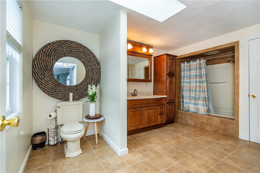 Warwick, Rhode Island 02889, United States, 3 Bedrooms Bedrooms, ,3 BathroomsBathrooms,Residential,Pending,169522