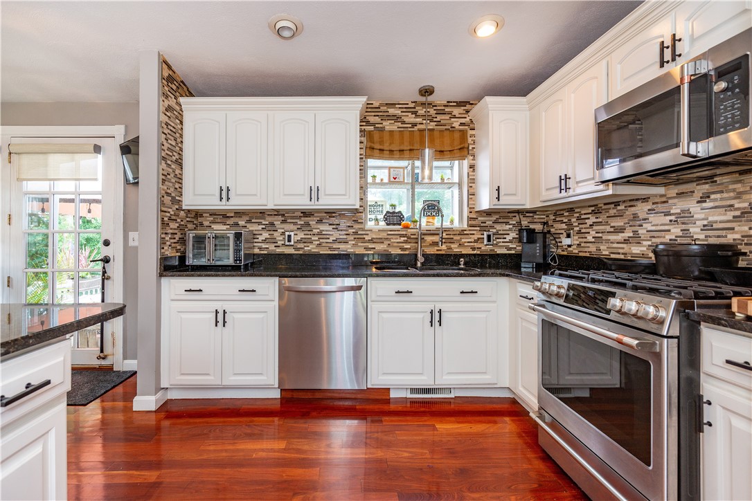 Warwick, Rhode Island 02889, United States, 3 Bedrooms Bedrooms, ,3 BathroomsBathrooms,Residential,Pending,169522