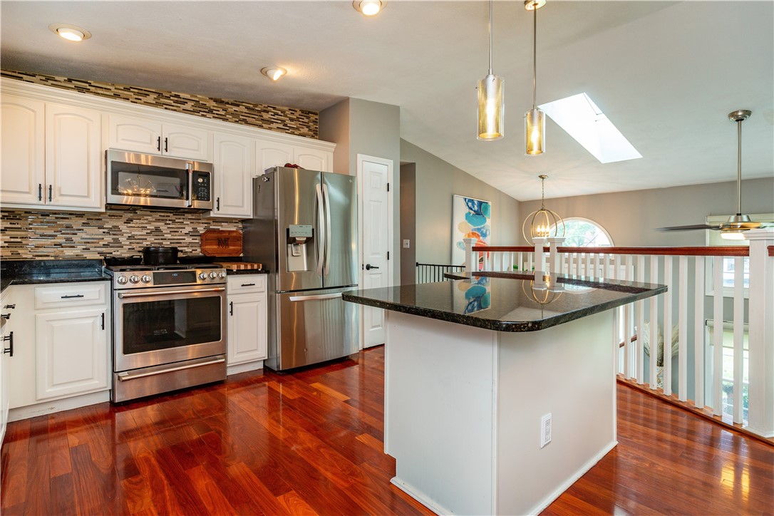 Warwick, Rhode Island 02889, United States, 3 Bedrooms Bedrooms, ,3 BathroomsBathrooms,Residential,Pending,169522