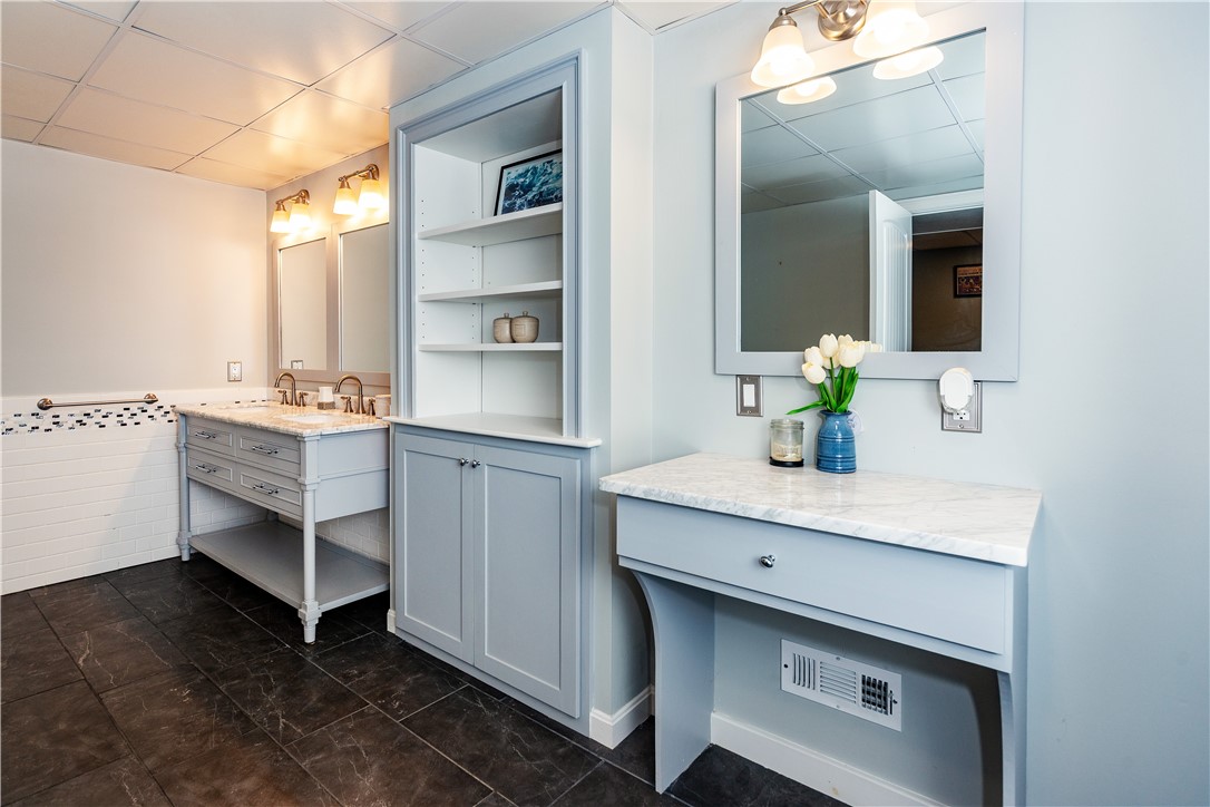 North Kingstown, Rhode Island 02852, United States, 4 Bedrooms Bedrooms, ,4 BathroomsBathrooms,Residential,Pending,215037