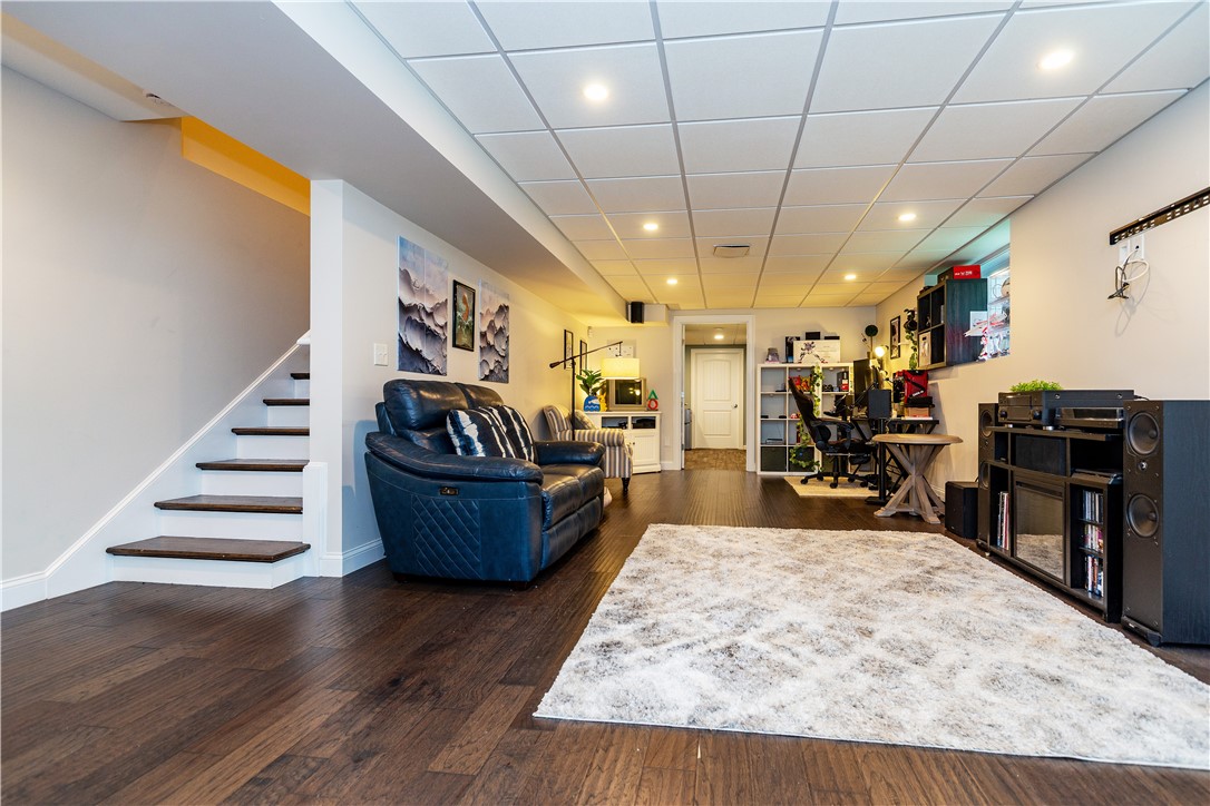 North Kingstown, Rhode Island 02852, United States, 4 Bedrooms Bedrooms, ,4 BathroomsBathrooms,Residential,Pending,215037