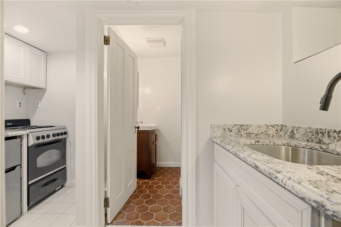 Newport, Rhode Island 02840, United States, 1 Bedroom Bedrooms, ,1 BathroomBathrooms,Residential,Active,249929