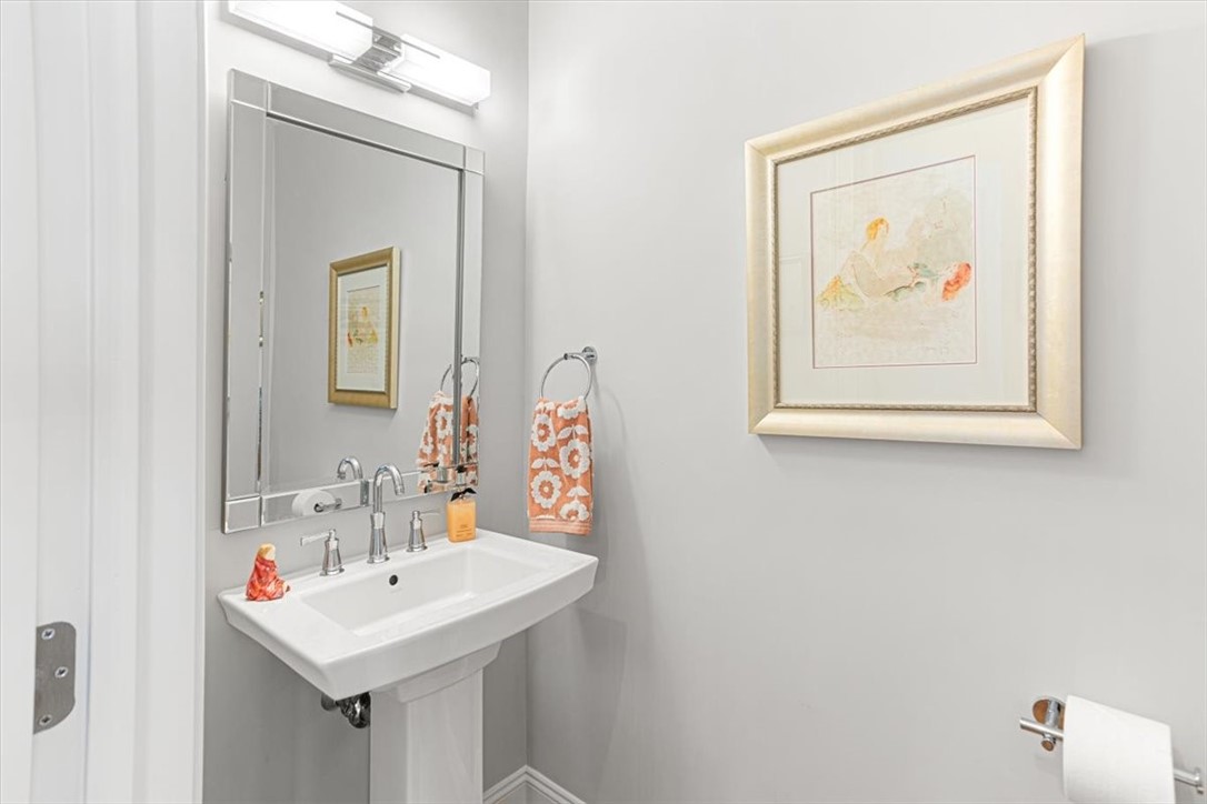 North Kingstown, Rhode Island 02852, United States, 2 Bedrooms Bedrooms, ,3 BathroomsBathrooms,Residential,Active,194513