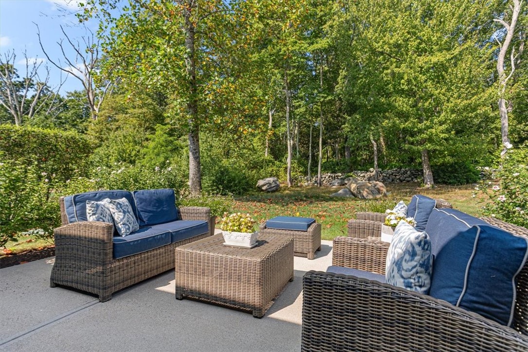 North Kingstown, Rhode Island 02852, United States, 2 Bedrooms Bedrooms, ,3 BathroomsBathrooms,Residential,Active,194513