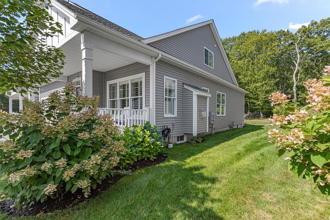 North Kingstown, Rhode Island 02852, United States, 2 Bedrooms Bedrooms, ,3 BathroomsBathrooms,Residential,Active,194513