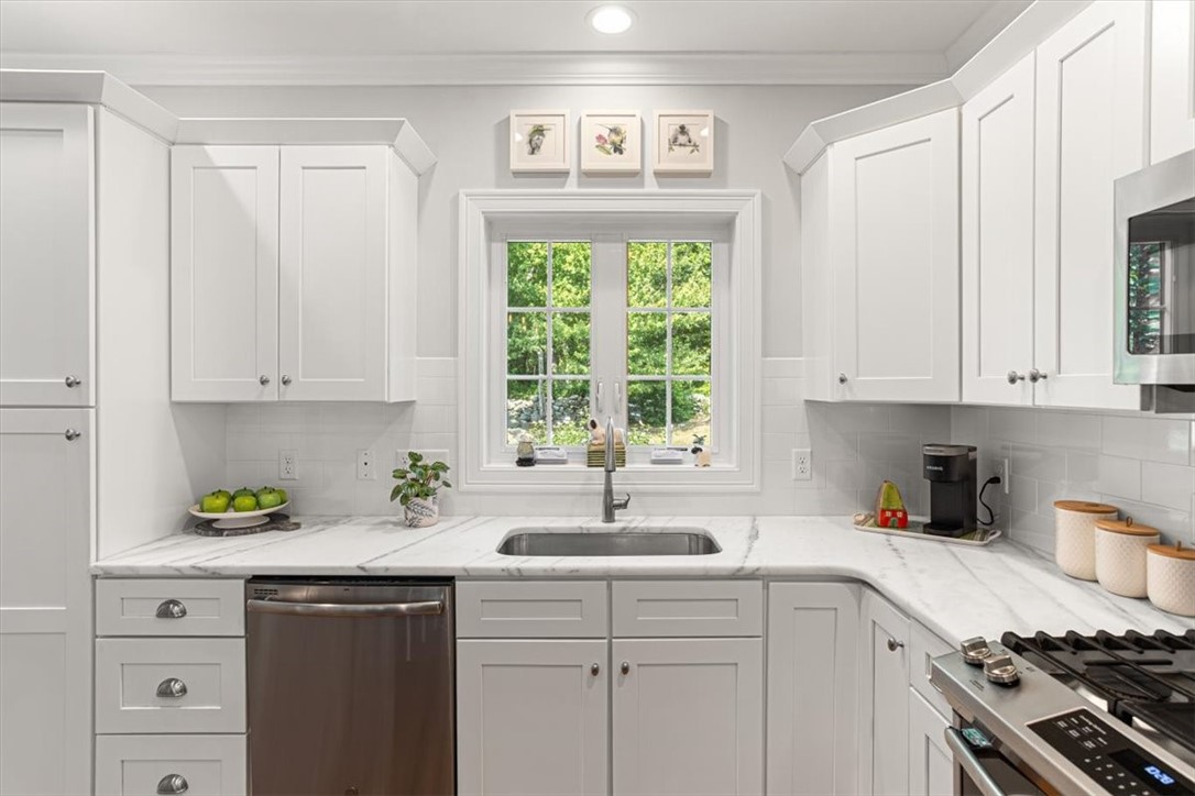 North Kingstown, Rhode Island 02852, United States, 2 Bedrooms Bedrooms, ,3 BathroomsBathrooms,Residential,Active,194513