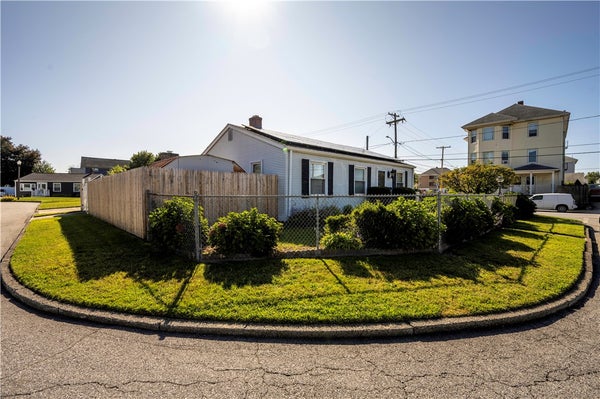 3 ROSE DR, PAWTUCKET, RI 02861 - Image 2c45a74e0faf0b77e623f263da8d237f/3984979579