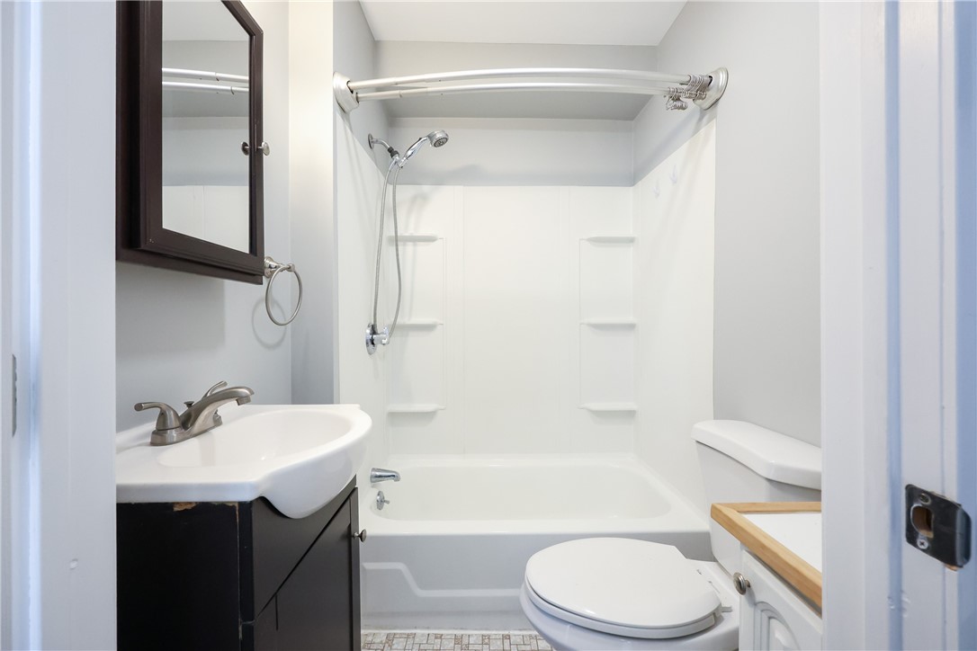 East Providence, Rhode Island 02914, United States, 6 Bedrooms Bedrooms, ,3 BathroomsBathrooms,Residential,Pending,100197